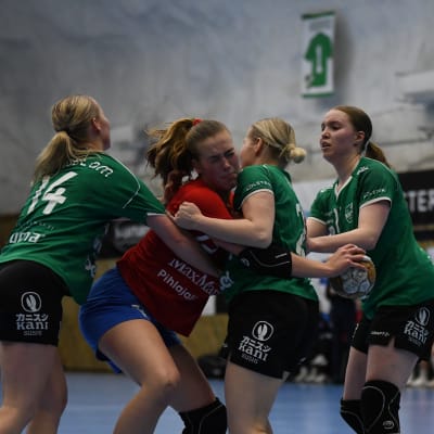 Närkamp mellan spelare från Grankulla IFK:s och Dickens handbollsdamer.