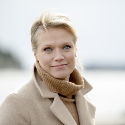 Maaret Kallio Westendin rannalla.