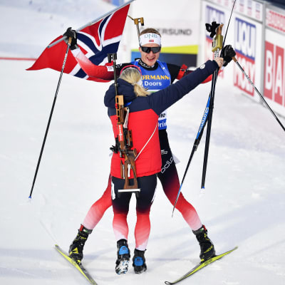 Johannes Böl och Marte Olsbu Röiseland firar guld.