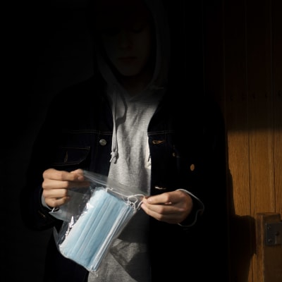 Munskydd i en plastpåse. 