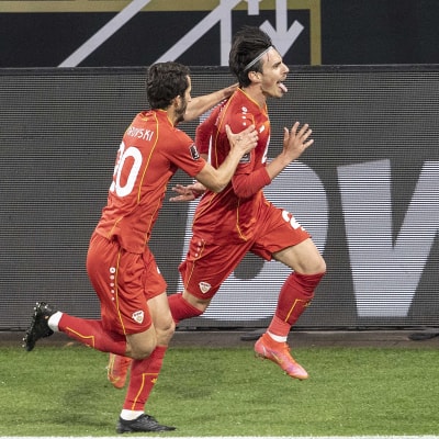 Pohjois-Makedonian pelaajat tuulettavat maalia.