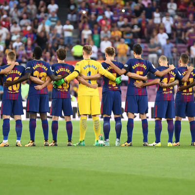 Barcelonas spelare under tyst minut på Camp Nou.