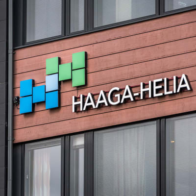 En televägg och en skylt med texten "Haaga-Helia"