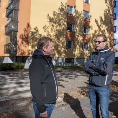Peter Salminen och Per-Henrik Winquist står utanför huset på Parkgatan 5 i Lovisa.