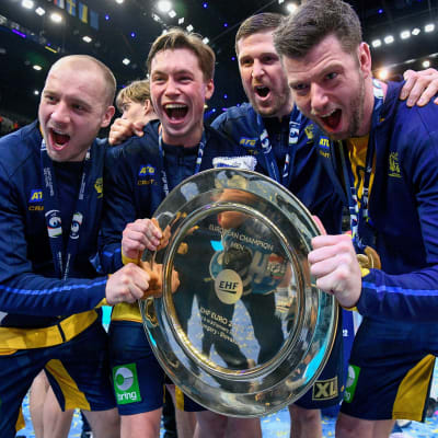 Svenska handbollsherrar firar med trofé.