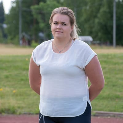 Kulstötaren Jessica Meriheinä står på en idrottsplan i Liljendal.