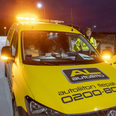 Stefan Eriksson står vid en av Automobilförbundets gula bilar.