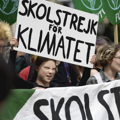 Greta Thunberg går i en klimatstrejk.