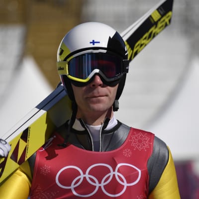 Janne Ahonen leder de finländska backörnarna i OS.