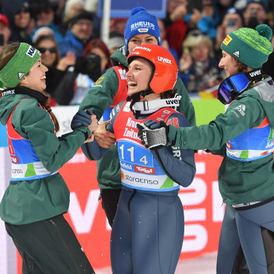 Den tyska damkvartetten jublar efter segern i lagtävlingen i VM i Seefeld.