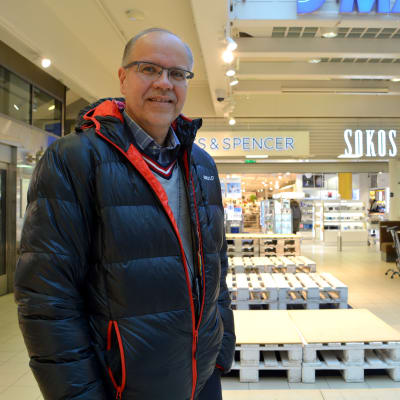 Hannu Krook utanför huvudingången till Sokos och Marks & Spencer.
