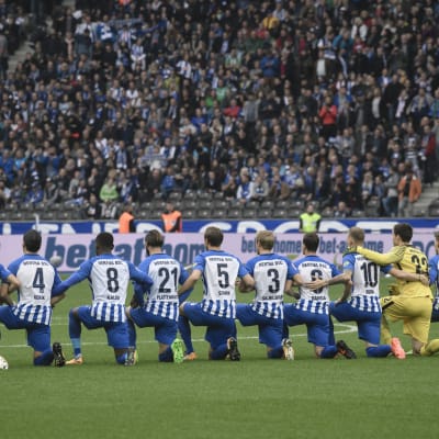 Spelarna i Hertha Berlin står på knä