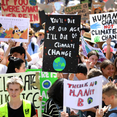 Massor av demonstranter med skyltar vid klimatstrejken i Sydney den 20 september 2019.