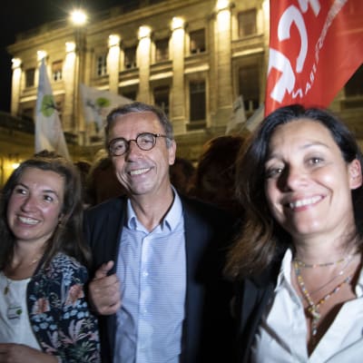 Den nyvalde borgmästaren i Bordeaux, Pierre Hurmic, firade sin seger under miljöpartiet EELV:s flagga. 