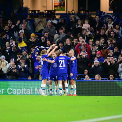 Chelsean naiset juhlivat maalia Stamford Bridgellä.
