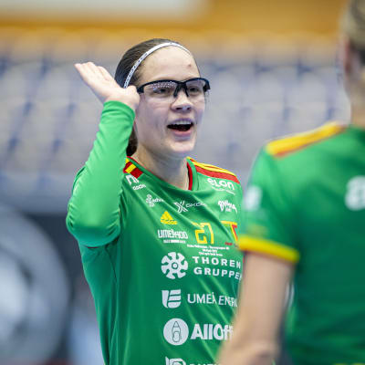 Oona Kauppi tuulettaa maalia.