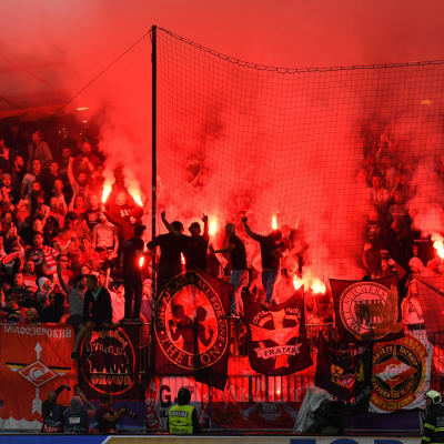 Spartak-supportrar bränner av bengaliska eldar i Slovenien.