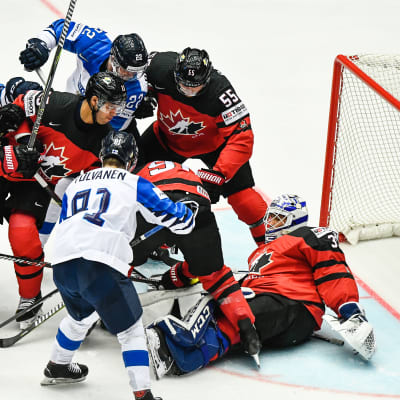 Finland och Kanada kämpar om pucken vid målet vid ishockey-VM 2018.