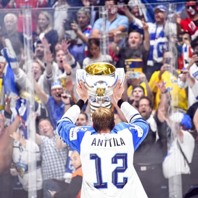 Marko Anttila firar VM-guld 2019.