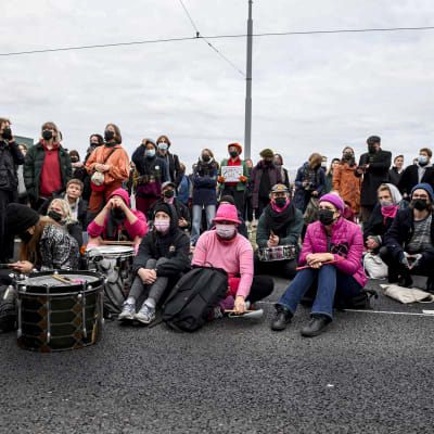 Människor, demonstranter, sitter på Mannerheimvägen.