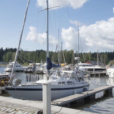 Borgå gästhamn, segelbåt i förgrunden.