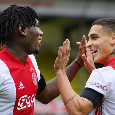 Femmålsskytten Lassina Traoré (till vänster) firar Ajax 3–0-mål tillsammans med lagkamraten Antony.