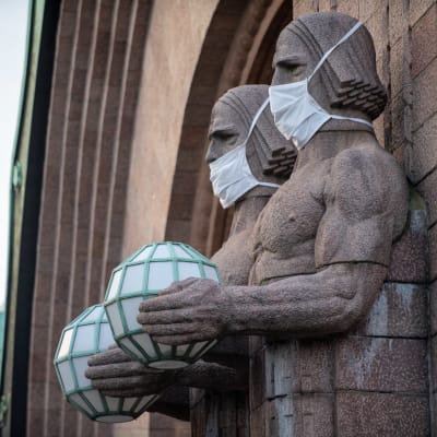 Helsingin päärautatieaseman Lyhdynkantaja-patsaat.