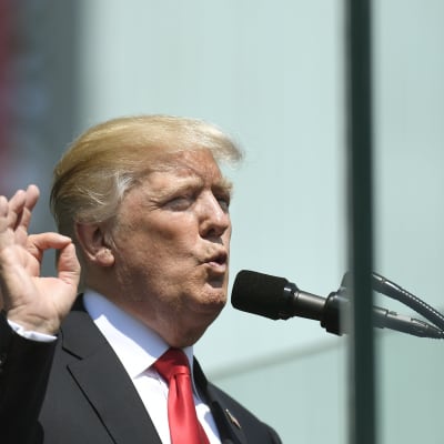 Donald Trump håller tal på Krasinski-platsen i Warszawa. 