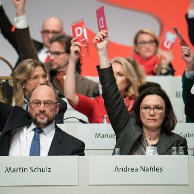 Tyska socialdemokraternas ordförande MartinSchulz och viceordförande Andrea Nahles.