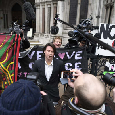 Lauri Love uttalar sig utanför domstolen i Londonden 5 februari 2018.