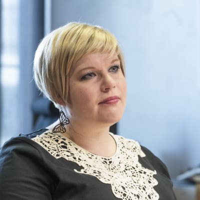 Kuvassa perhe- ja peruspalveluministeri Annika Saarikko.