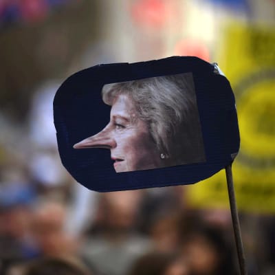 Premiärminister Theresa May med Pinocchio-näsa i vad som liknar en backspegel. Det var ett av plakaten under lördagens demonstration i London där upp till en miljon människor protesterade mot brexit.