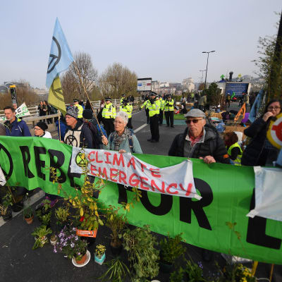 Ett tusental demonstranter blockerade på tisdag morgon Waterloo bridge i stadskärnan  