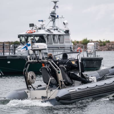 Gränsbevakningens båtar på havet.
