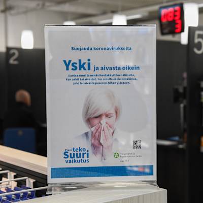 Yski ja aivasta oikein opastetaulu apteekissa.