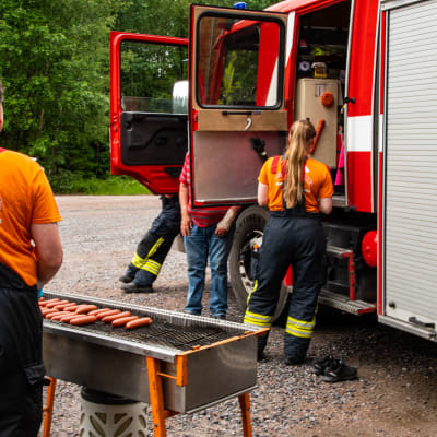 Korvar och brandbil på torg.
