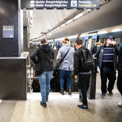 På perrongen till tunnelbanan vid T-centralen är det så gott som ingen som bär munskydd.