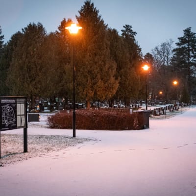 En snöig begravningsplats i mörkret