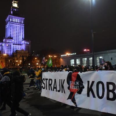 Puolan pääkaupungissa Varsovassa ihmiset lähtivät illalla kaduille vastustamaan aborttioikeuden tiukennuksia.