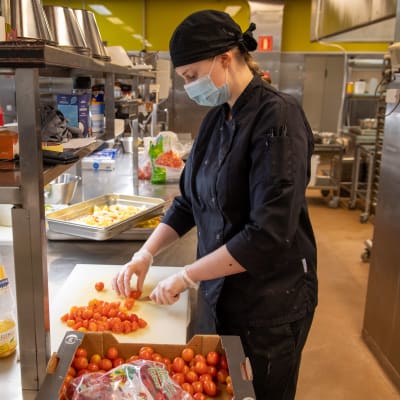 Kokki Jenni Klasila valmistaa ruokaa Huoltamon Ravintola keittiössä. 3.2.2021.