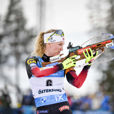 Marte Olsbu Røiseland skjuter.