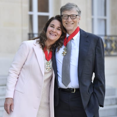  Melinda och Bill Gates utanför Élyséepalatset i Paris, i april 2017, då de hade fått motta den franska Hederslegionens utmärkelse för sitt välgörenhetsarbete. 