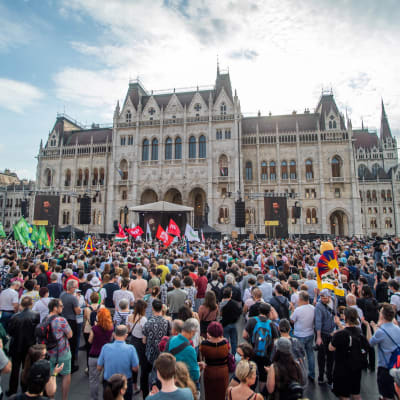 Tuhannet unkarilaiset osoittivat mieltään Budapestiin suunniteltua kiinalaista yliopistoa vastaan.