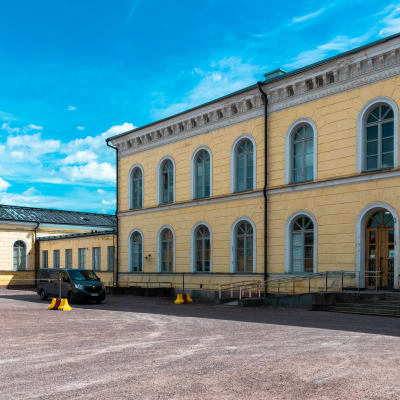 En bild av Borgå gymnasiums fasad