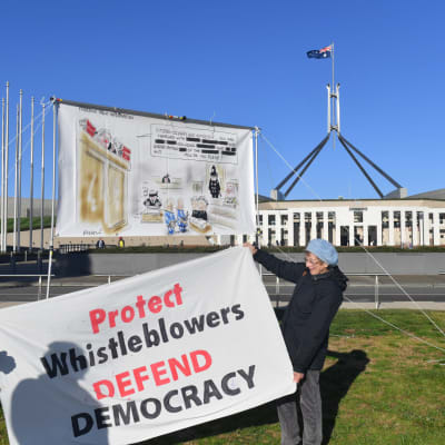Todistaja K.:n kannattajia protestoimassa Australian parlamentin edessä Canberrassa. 