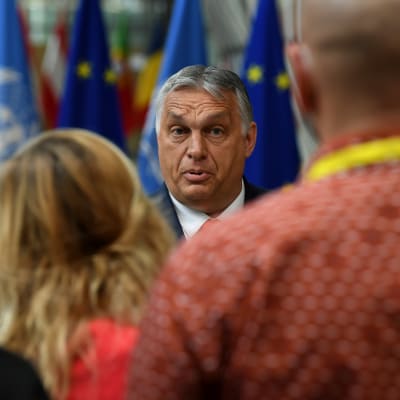 Viktor Orban talade till medierna före mötet. 