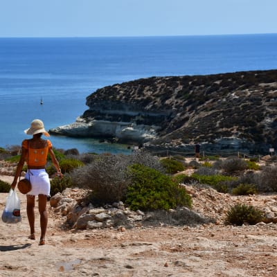 Turist på väg att besöka Kaninstranden på Lampedusa.