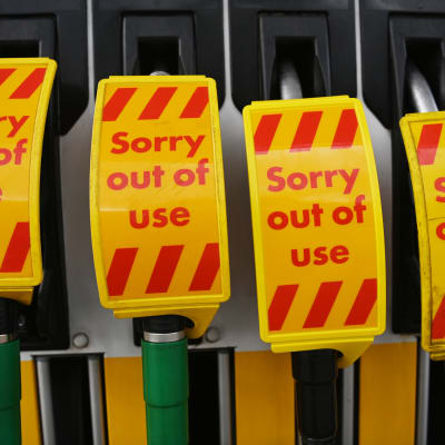 Fyra bensinpumpar i rad med texten "Sorry out of use".