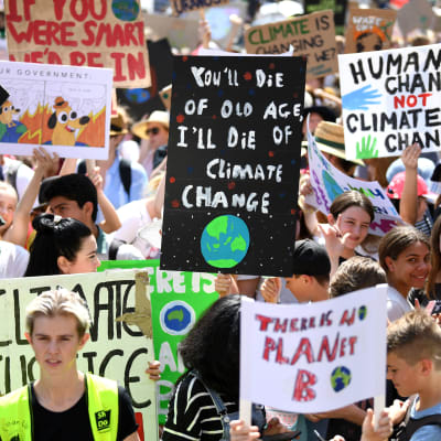 Massor av demonstranter med skyltar vid klimatstrejken i Sydney den 20 september 2019.