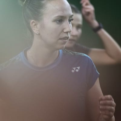 Jenny Nyström och Mathilda Lindholm i bakgrunden under en träning.